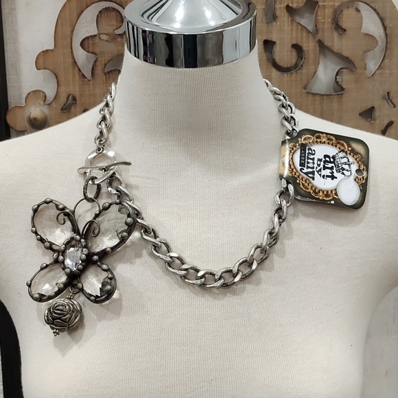 Chic Silver Floral Pendant Necklace - Picture 2 of 4